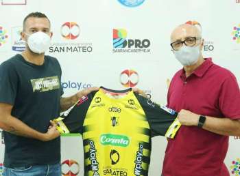 El riohachero, Jeider Alfonso Riquett Molina aparece Carlos Ferreira presente de Alianza Petrolera mostrando la camiseta del nuevo equipo.