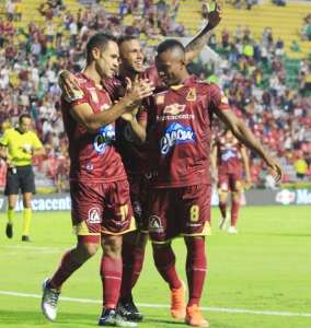 Aquí el jugador guajiro es felicitado por sus compañeros de equipo, después de convertir el gol con que puso a ganar al Deportes Tolima ante el Once Caldas.