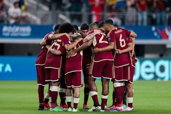 Selección venezolana de fútbol orando antes de el partido frente a Bolivia. Foto FVF