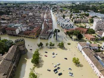 Partes de la localidad de Lugo estaban bajo un metro de agua tras el desbordamiento de los ríos Senio y Santerno en medio de fuertes lluvias.
