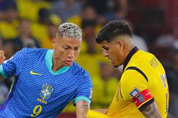 ‘Richarlison’ jugador de la Selección de Brasil enfrentándose con Piero Hincapié, jugador de la selección de Ecuador. Foto EFE ‘Richarlison’ jugador de la Selección de Brasil enfrentándose con Piero Hincapié, jugador de la selección de Ecuador. Foto EFE