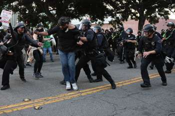 La policía detiene a un manifestante durante una protesta contra las recientes redadas de ICE en Los Ángeles, California. EFE/EPA/Allison Dinner La policía detiene a un manifestante durante una protesta contra las recientes redadas de ICE en Los Ángeles, California. EFE/EPA/Allison Dinner