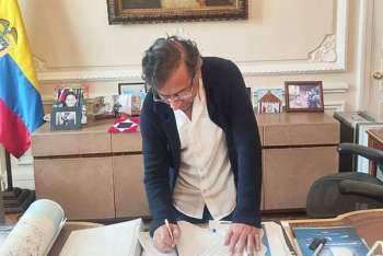 Fotografía tomada de la cuenta oficial en la red social X de la Presidencia de Colombia que muestra al mandatario, Gustavo Petro, firmando el decreto de consulta popular. EFE/ @infopresidencia Fotografía tomada de la cuenta oficial en la red social X de la Presidencia de Colombia que muestra al mandatario, Gustavo Petro, firmando el decreto de consulta popular. EFE/ @infopresidencia