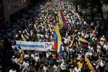 La movilización popular fue convocada tras el atentado en el que fue gravemente herido el pasado 7 de junio el Senador y precandidato presidencial Miguel Uribe Turbay, y tras la oleada terrorista que tres días después dejó ocho muertos y más de 80 heridos en el suroeste del país. EFE/Ernesto Guzmán La movilización popular fue convocada tras el atentado en el que fue gravemente herido el pasado 7 de junio el Senador y precandidato presidencial Miguel Uribe Turbay, y tras la oleada terrorista que tres días después dejó ocho muertos y más de 80 heridos en el suroeste del país. EFE/Ernesto Guzmán