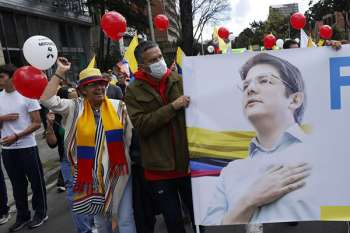 Altar elaborado por simpatizantes del senador Miguel Uribe, frente a la Clínica Santa Fe de Bogotá en Bogotá. EFE/ Mauricio Dueñas Castañeda Altar elaborado por simpatizantes del senador Miguel Uribe, frente a la Clínica Santa Fe de Bogotá en Bogotá. EFE/ Mauricio Dueñas Castañeda