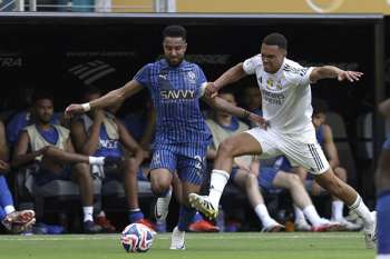 Trent-Alexander Arnold, lateral y nuevo jugador del Real Madrid, enfrentándose con un jugador del Al Hilal por un balón dividido.