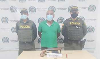 Otoniel de Jesús Rodríguez Acosta, quien fue detenido con una escopeta, quien está señalado por la comunidad de amedrentarlo con el arma, el cual no tiene papeles.