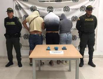 Los hoy capturados y la marihuana incautada los dejaron a disposición de la Fiscalía Uri de Riohacha. Los hoy capturados y la marihuana incautada los dejaron a disposición de la Fiscalía Uri de Riohacha.