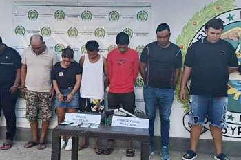 Rafael Ramírez Pianeta, Joelgui Prieto Flórez, Edinson y su hermano Eliécer Magdaniel Fernández, Adrián Alexander Pinto Sarmiento, Pedro Manuel Martínez Jiménez y Yeidis Orjuela Mendoza, capturados. Foto la Guajira Hoy Rafael Ramírez Pianeta, Joelgui Prieto Flórez, Edinson y su hermano Eliécer Magdaniel Fernández, Adrián Alexander Pinto Sarmiento, Pedro Manuel Martínez Jiménez y Yeidis Orjuela Mendoza, capturados. Foto la Guajira Hoy