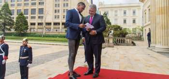 El presidente de la República, Iván Duque Márquez, recibió al atletra guajiro Anthony Zambrano en la Casa de Nariño. El presidente de la República, Iván Duque Márquez, recibió al atletra guajiro Anthony Zambrano en la Casa de Nariño.