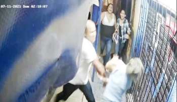 En esta imagen se observa al señor cuando agrede a Lucia Uribia, al fondo las compañeras gritando, desesperadas.