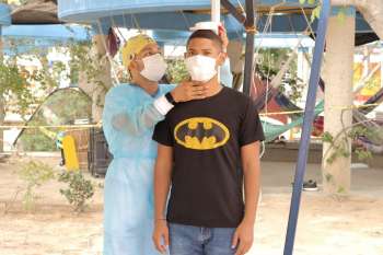 Personal médico del Hospital de Riohacha, atendiendo a los ocho protestantes con huelga de hambre en la plaza Simón Bolívar de Riohacha.