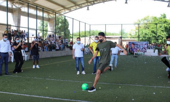 Instantes cuando el futbolista profesional Luis Fernando Díaz Rivero hace el saque de honor en el campeonato de fútbol en el municipio de Hatonuevo.
