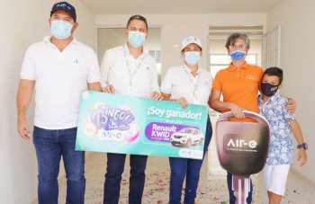 Con los directivos de Air-e aparece la feliz ganadora del vehículo cero kilómetros que rifó la empresa de energía. Con los directivos de Air-e aparece la feliz ganadora del vehículo cero kilómetros que rifó la empresa de energía.