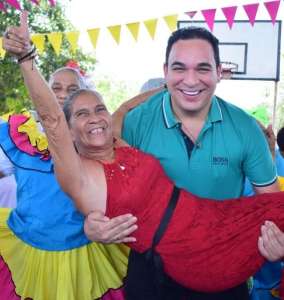 El alcalde de Barrancas, Iván Mauricio Soto Balan, se divirtió con los adultos mayores.