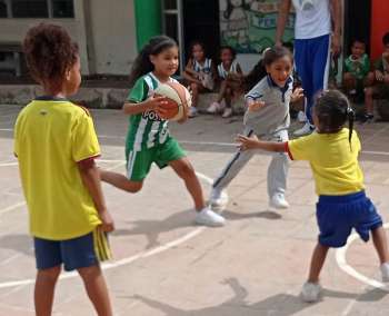 Niños y niñas jugando, fútbol, baloncesto, voleibol y ajedrez, son algunas de las disciplinas que se practican en la I.E. Denzil escolar. Niños y niñas jugando, fútbol, baloncesto, voleibol y ajedrez, son algunas de las disciplinas que se practican en la I.E. Denzil escolar.