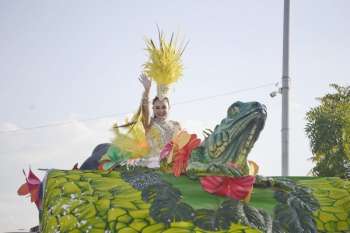 La Reina Central, Karoll Juliana Henríquez Revollo deslumbró a los asistentes con su alegría y carisma, dejando en alto el nombre de su municipio en este Festival Cienaguero.