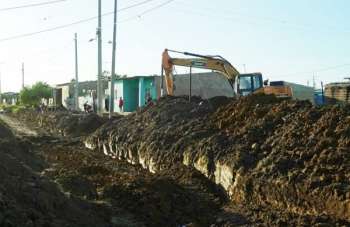 La máquina trabaja retirando la maleza y el sedimento que impide el libre tránsito de las aguas en el arroyo Parrantian que pasa por diferentes barrios en Maicao. La máquina trabaja retirando la maleza y el sedimento que impide el libre tránsito de las aguas en el arroyo Parrantian que pasa por diferentes barrios en Maicao.