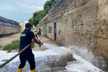 Funcionarios del cuerpo de bomberos de Riohacha cumplieron una jornada de limpieza para que los escenarios deportivos estén listos para recibir a las diferentes delegaciones.
