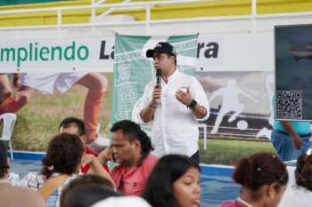 El gobernador Jairo Aguilar Deluque, socializando el Plan Decenal de Deportes de La Guajira 2024-2034.