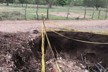 Los agricultores solo han podido colocarle cinta amarilla en señal de peligro a los cráteres que se han formado por las fuertes lluvias. Los agricultores solo han podido colocarle cinta amarilla en señal de peligro a los cráteres que se han formado por las fuertes lluvias.