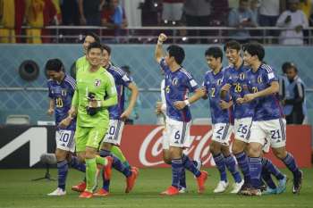 Los jugadores japoneses celebran tras la sorpresiva victoria ante España, ahora fijan su mirada en Croacia, a quien enfrentarán el próximo lunes. Los jugadores japoneses celebran tras la sorpresiva victoria ante España, ahora fijan su mirada en Croacia, a quien enfrentarán el próximo lunes.