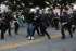 La policía detiene a un manifestante durante una protesta contra las recientes redadas de ICE en Los Ángeles, California. EFE/EPA/Allison Dinner