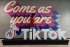 Cartel de TikTok durante una visita de prensa a las oficinas de Bytedance y TikTok en Singapur (Singapur). 
