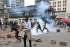 Manifestantes devuelven los gases lacrimógenos disparados por la policía durante una protesta en el distrito financiero central de Nairobi, Kenia. EFE/EPA/Daniel Irungu